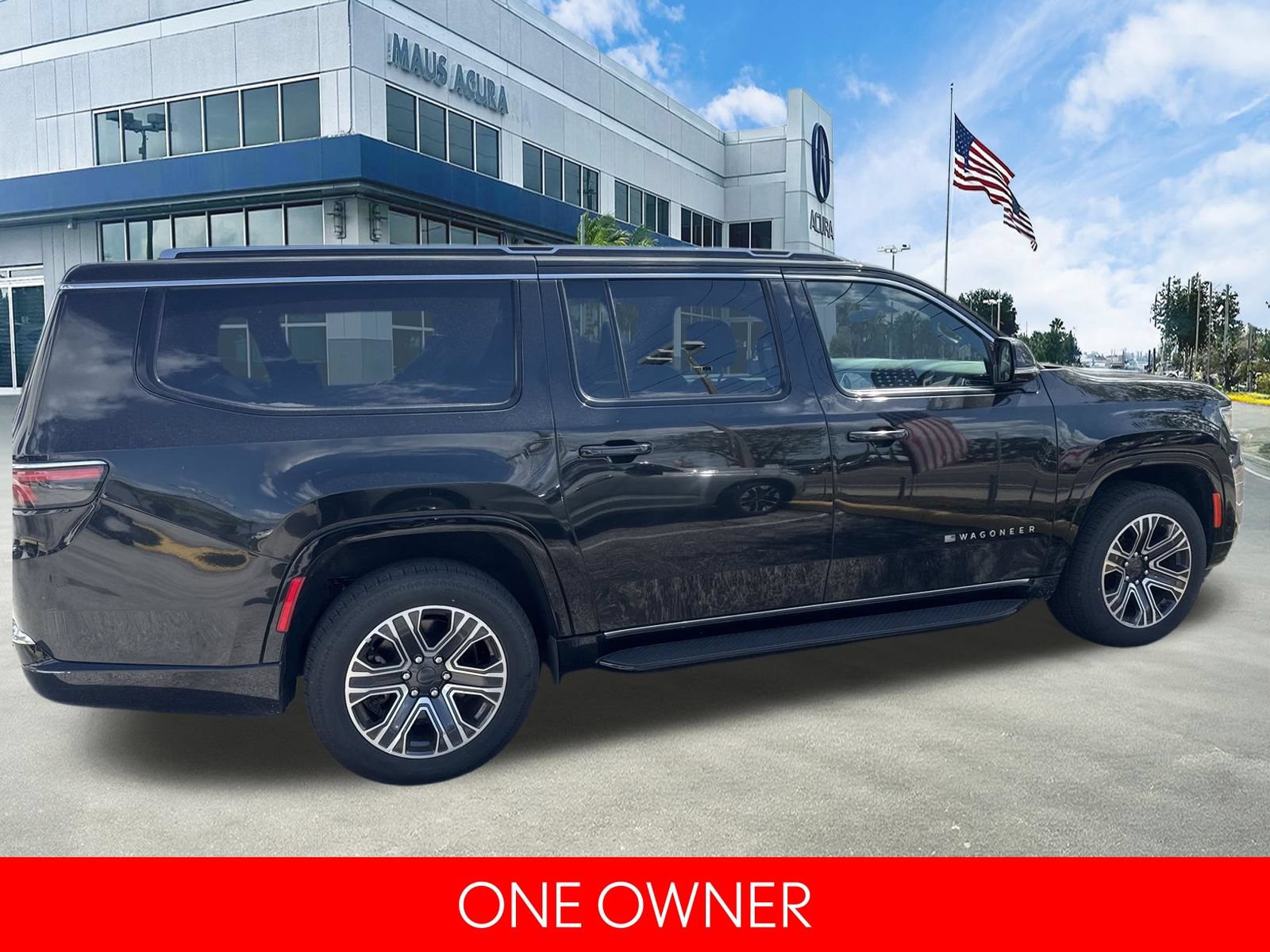 Used 2023 Jeep Wagoneer L Series II AWD/4WD image 5