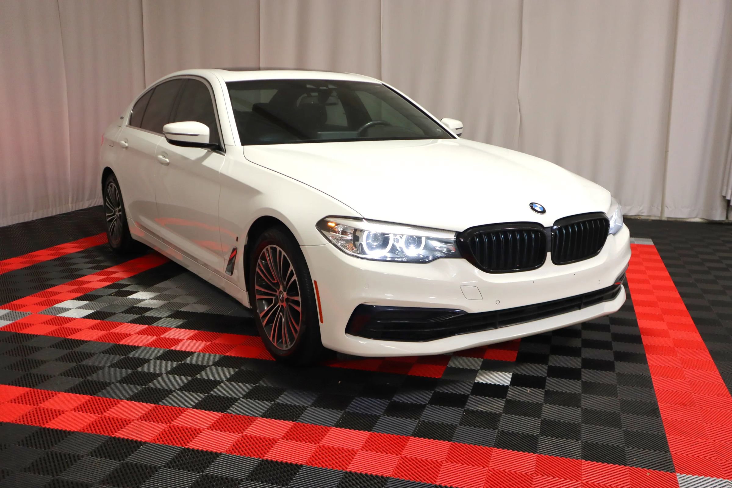 Used 2019 BMW 530e w/ Convenience Package image 5