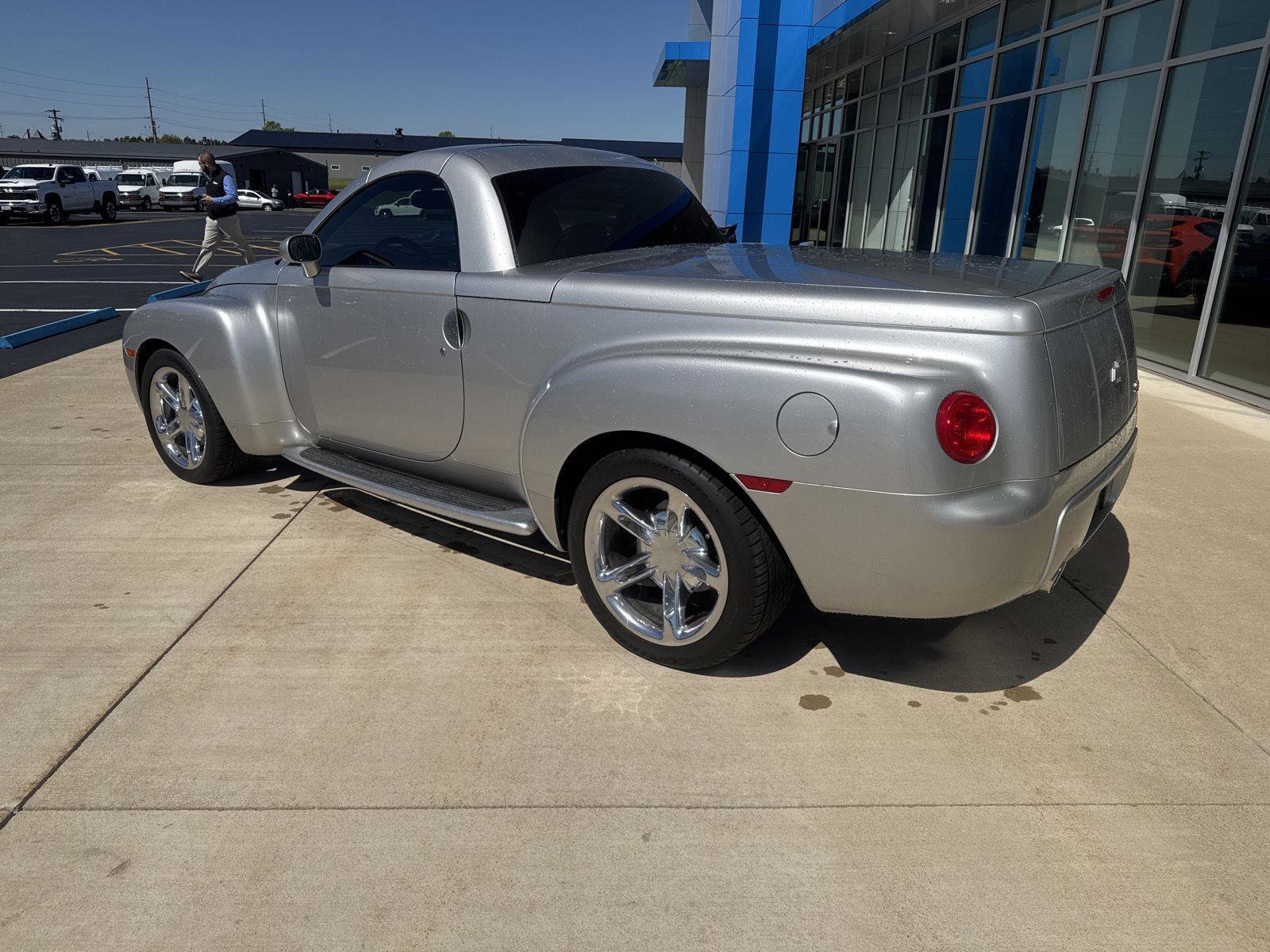 Used 2006 Chevrolet SSR w/ Preferred Equipment Group RWD image 5