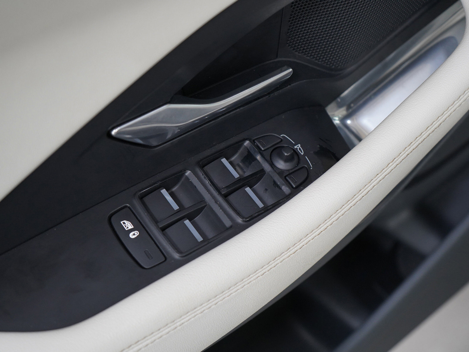 Used 2019 Jaguar E-PACE S image 21