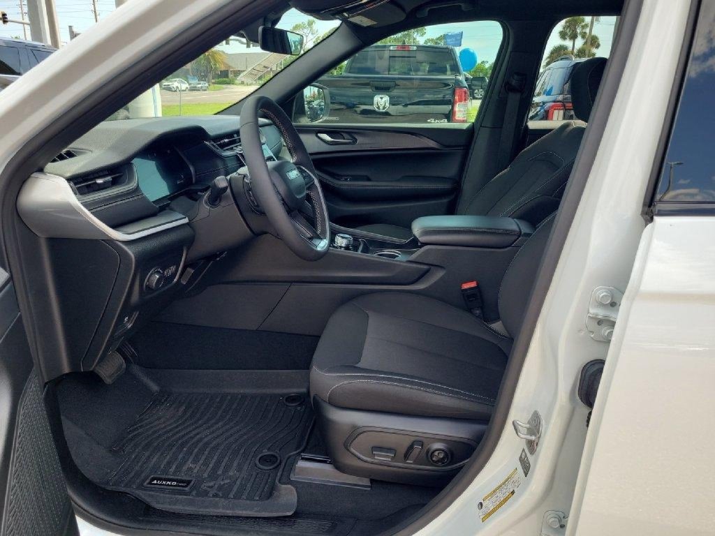 Used 2025 Jeep Grand Cherokee Laredo RWD image 19