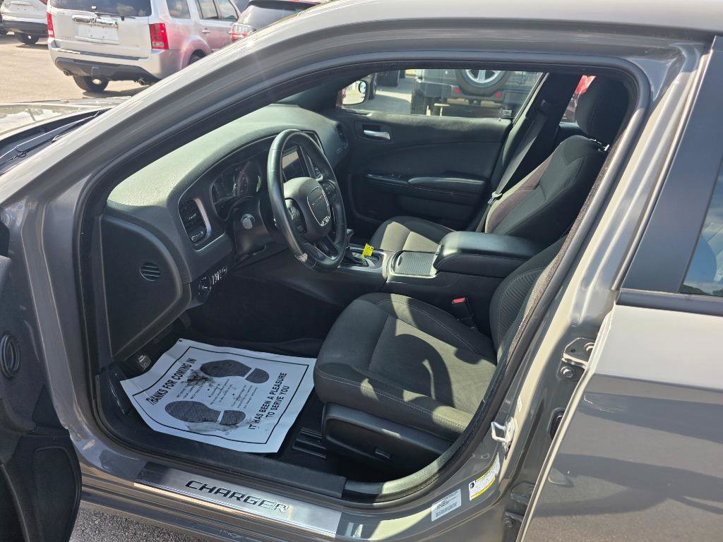Used 2018 Dodge Charger SXT w/ Blacktop Package RWD image 5