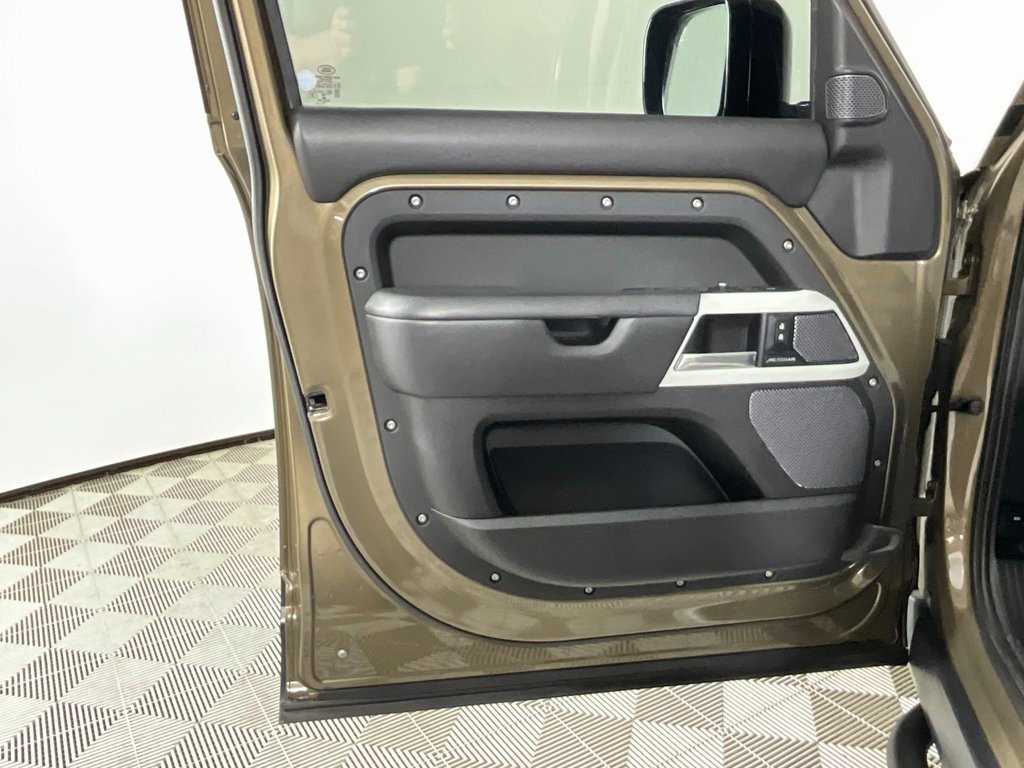 Used 2020 Land Rover Defender 110 HSE image 18
