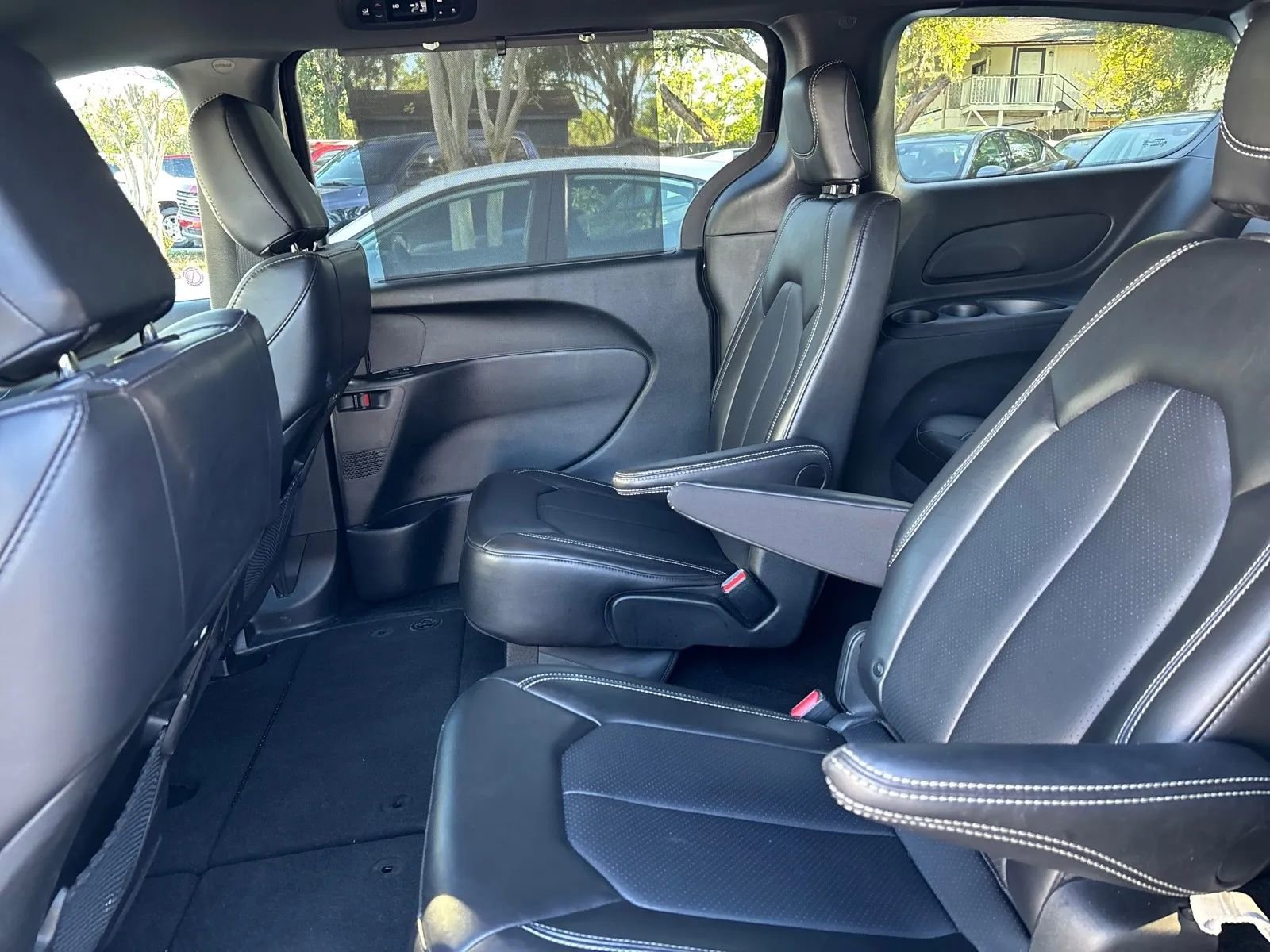 Used 2025 Chrysler Pacifica Select FWD image 11