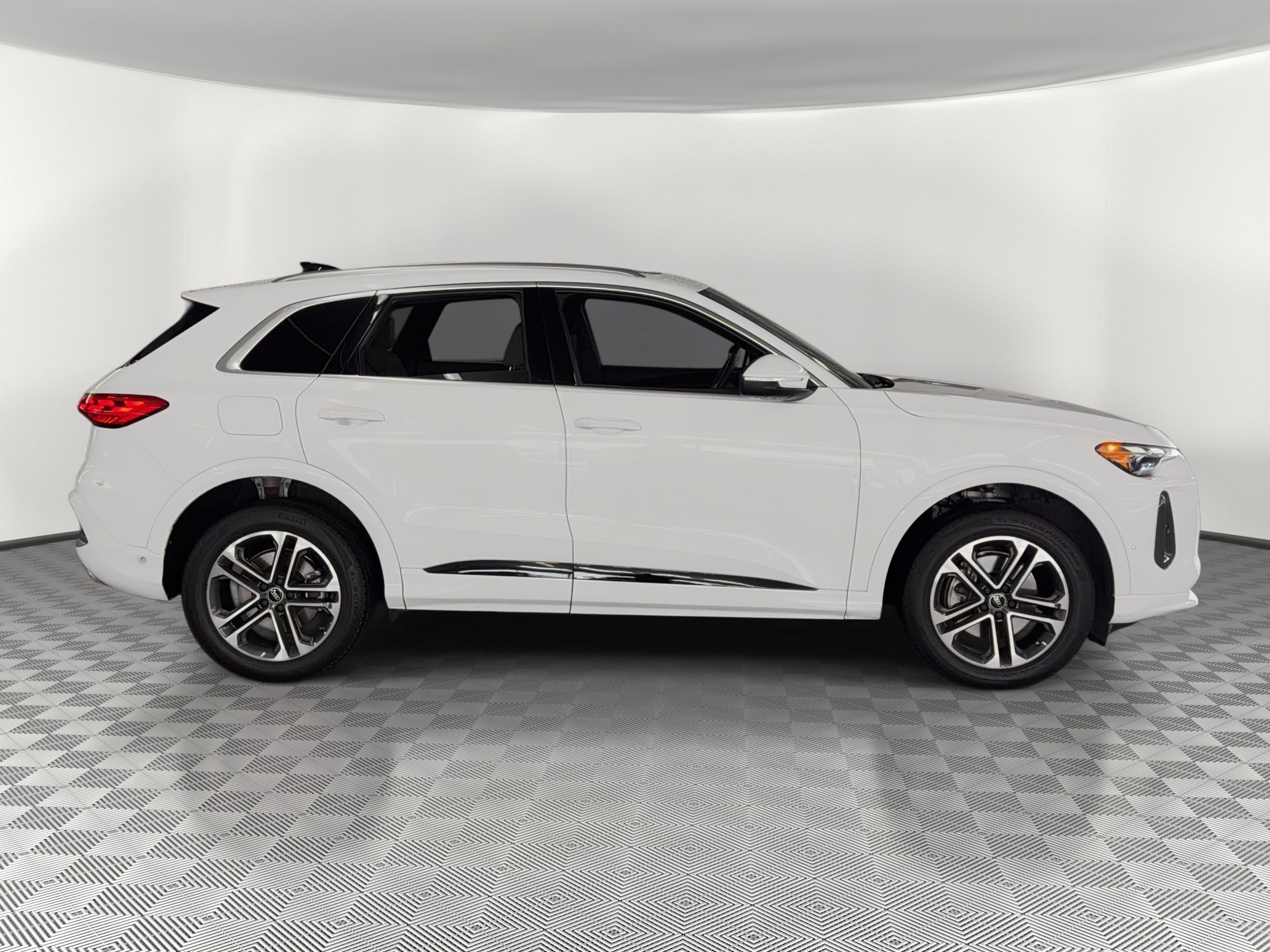 Used 2025 Audi Q5 Premium w/ 19" Wheel Package AWD/4WD image 8