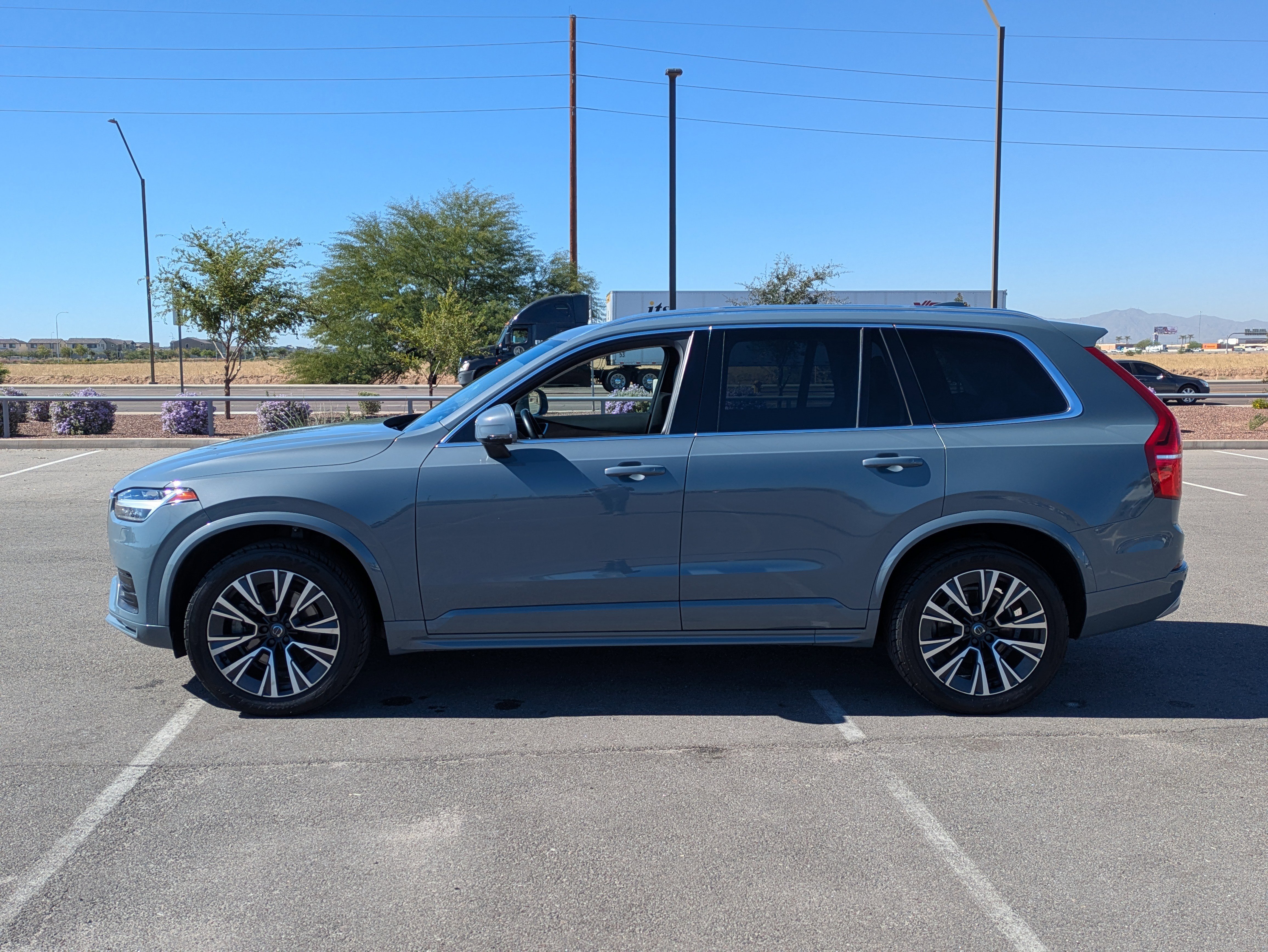 Used 2022 Volvo XC90 T5 Momentum w/ Advanced Package image 2