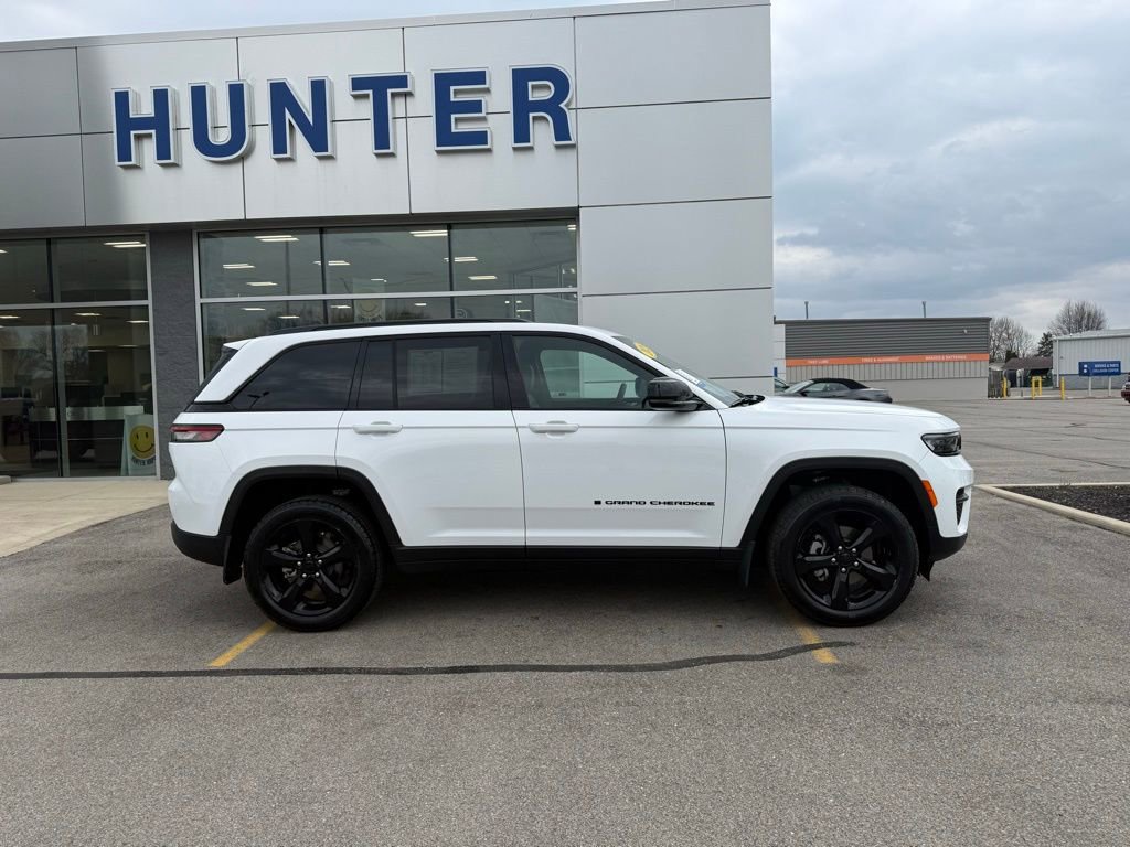 Used 2025 Jeep Grand Cherokee Altitude image 40