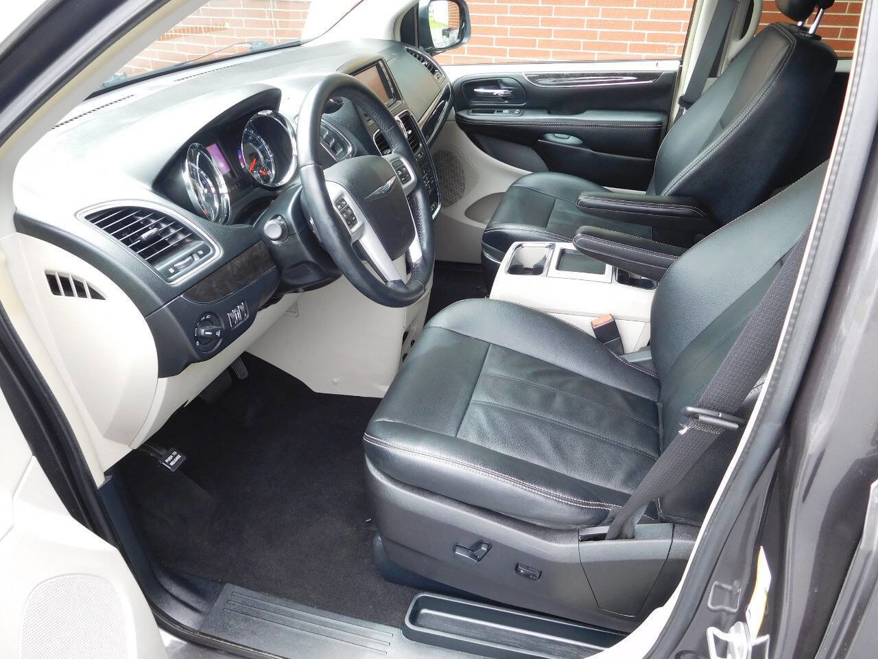 Used 2016 Chrysler Town & Country Touring image 4