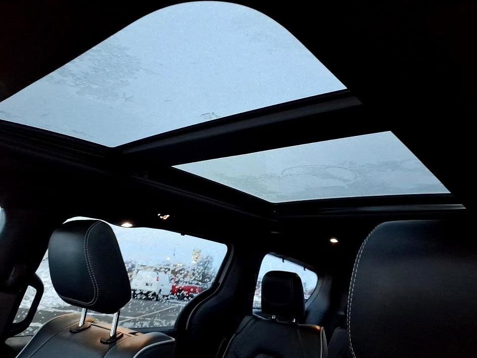 Used 2023 Chrysler Pacifica Limited w/ Uconnect Theater Family Group image 19