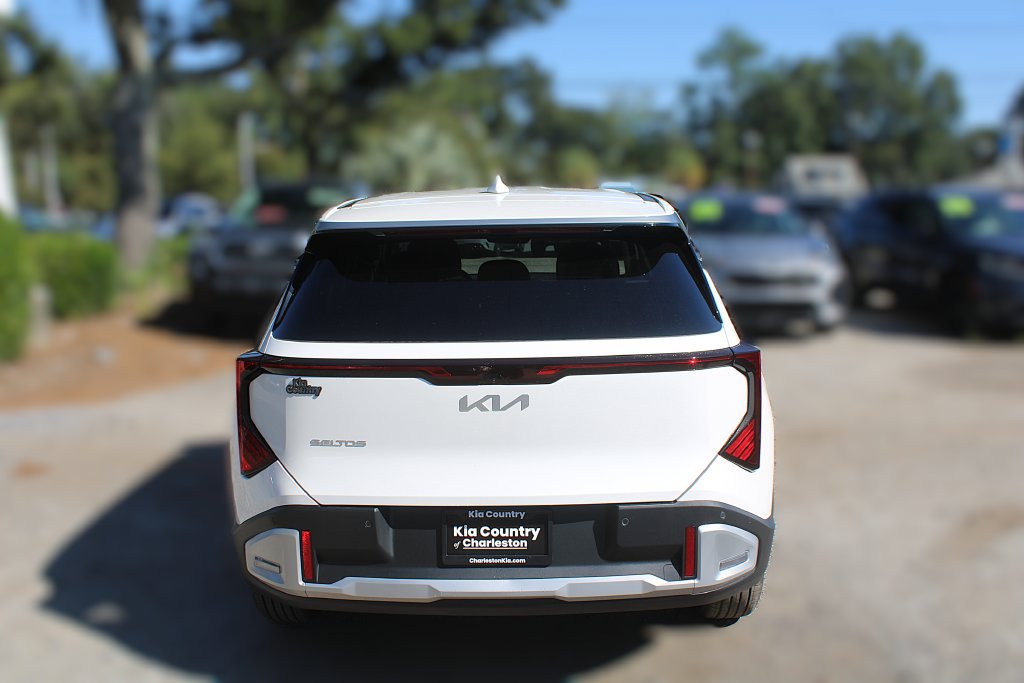 New 2027 Kia Seltos LX FWD image 8
