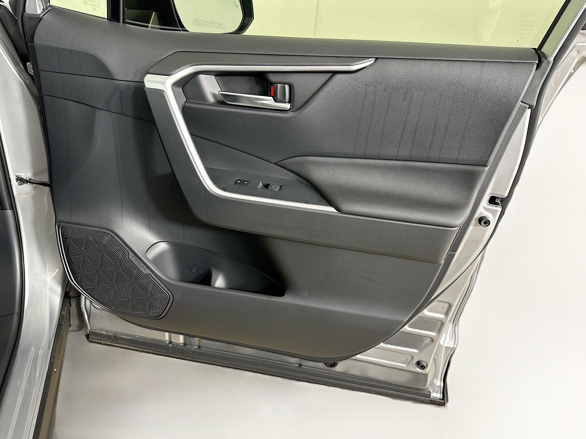 Used 2025 Toyota RAV4 XLE image 30