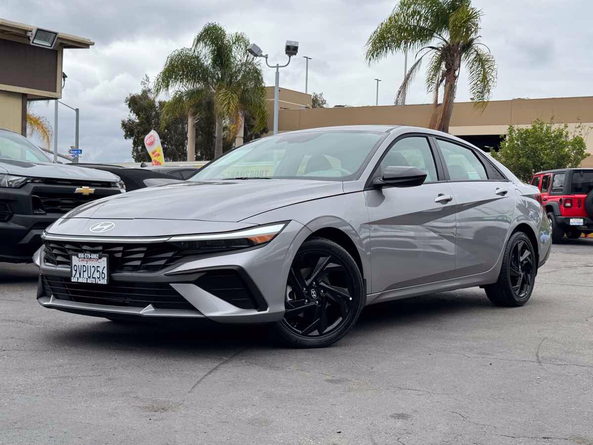 Used 2026 Hyundai Elantra Sport FWD image 2