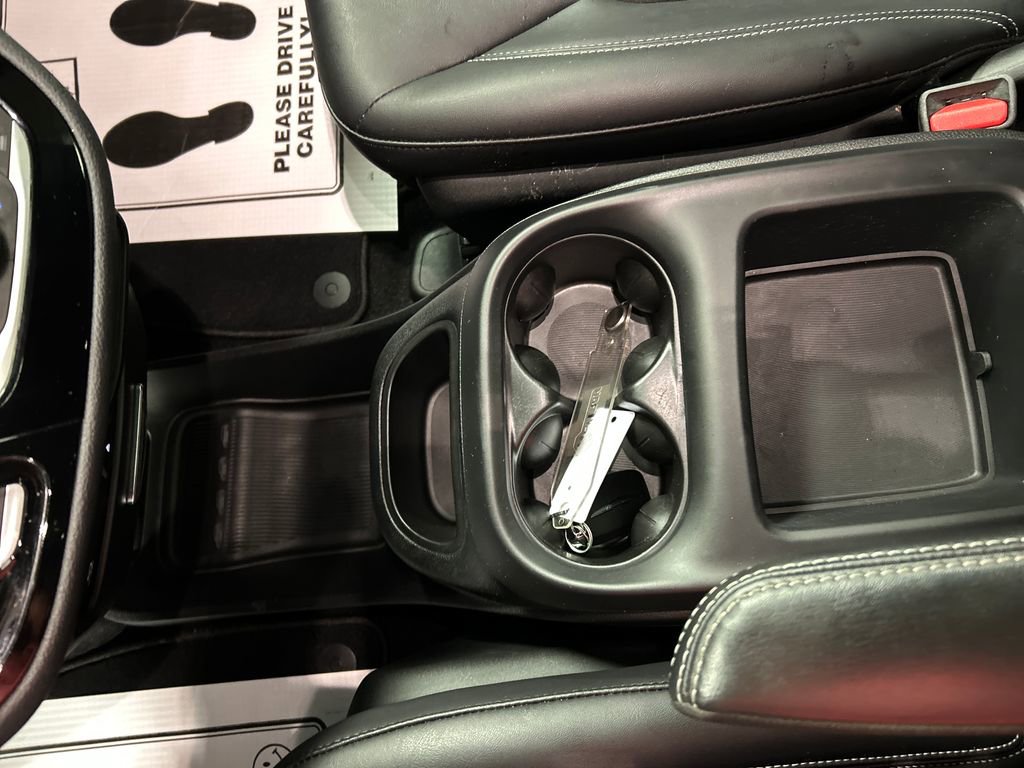 Used 2025 Chrysler Pacifica Select w/ Uconnect Theater Family Group image 21