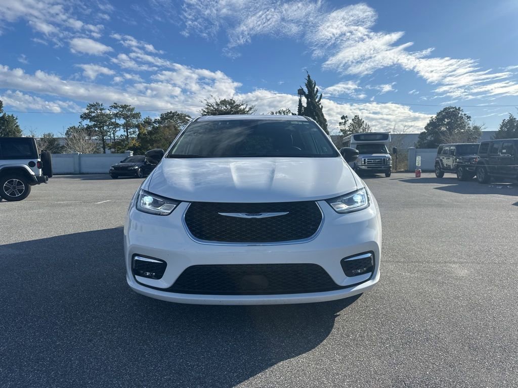 Used 2024 Chrysler Pacifica Touring-L image 2