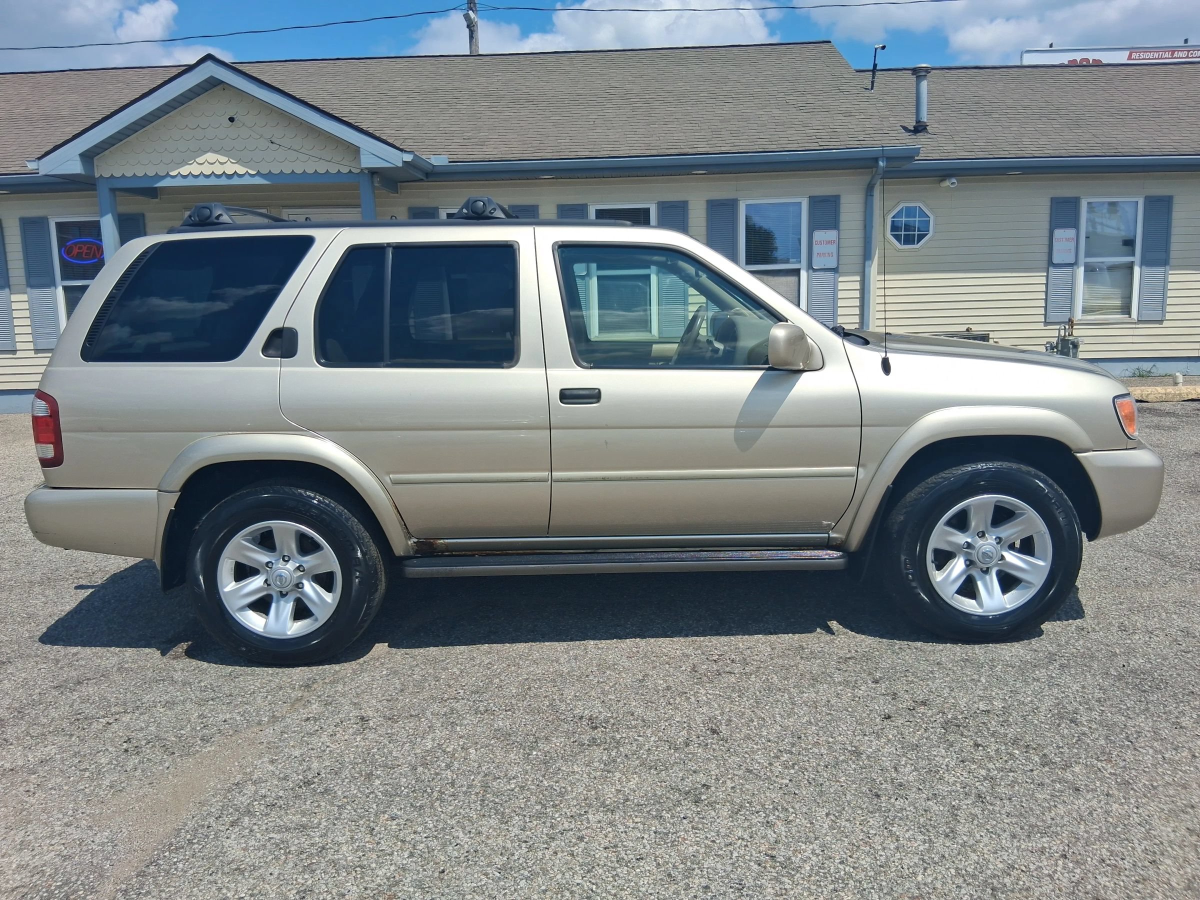 Used 2002 Nissan Pathfinder LE AWD/4WD image 6