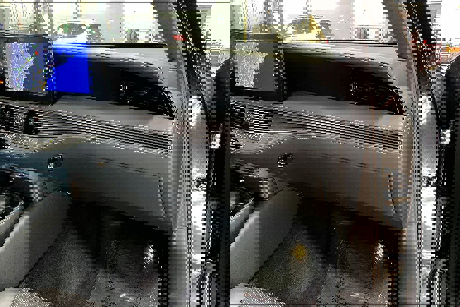 Used 2022 Lexus LS 500 F Sport w/ Accessory Package (Z2) image 18