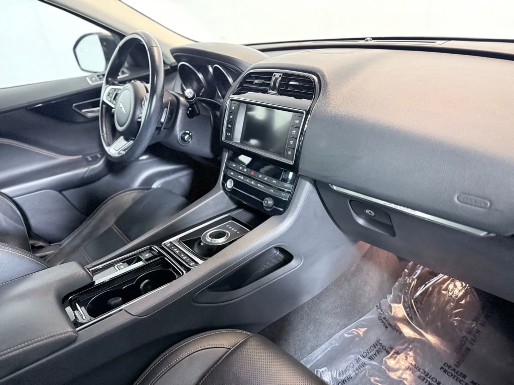 Used 2018 Jaguar F-PACE Prestige image 22