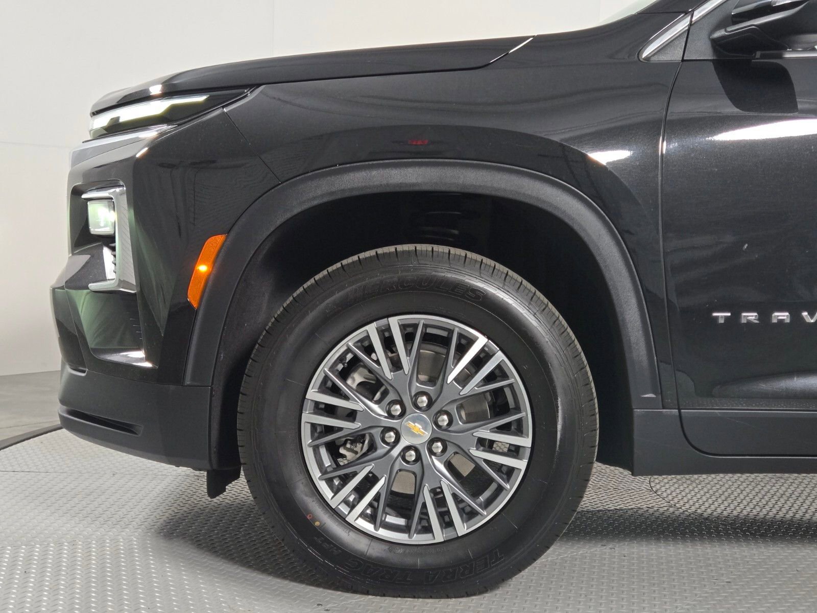 Used 2025 Chevrolet Traverse LT FWD image 9