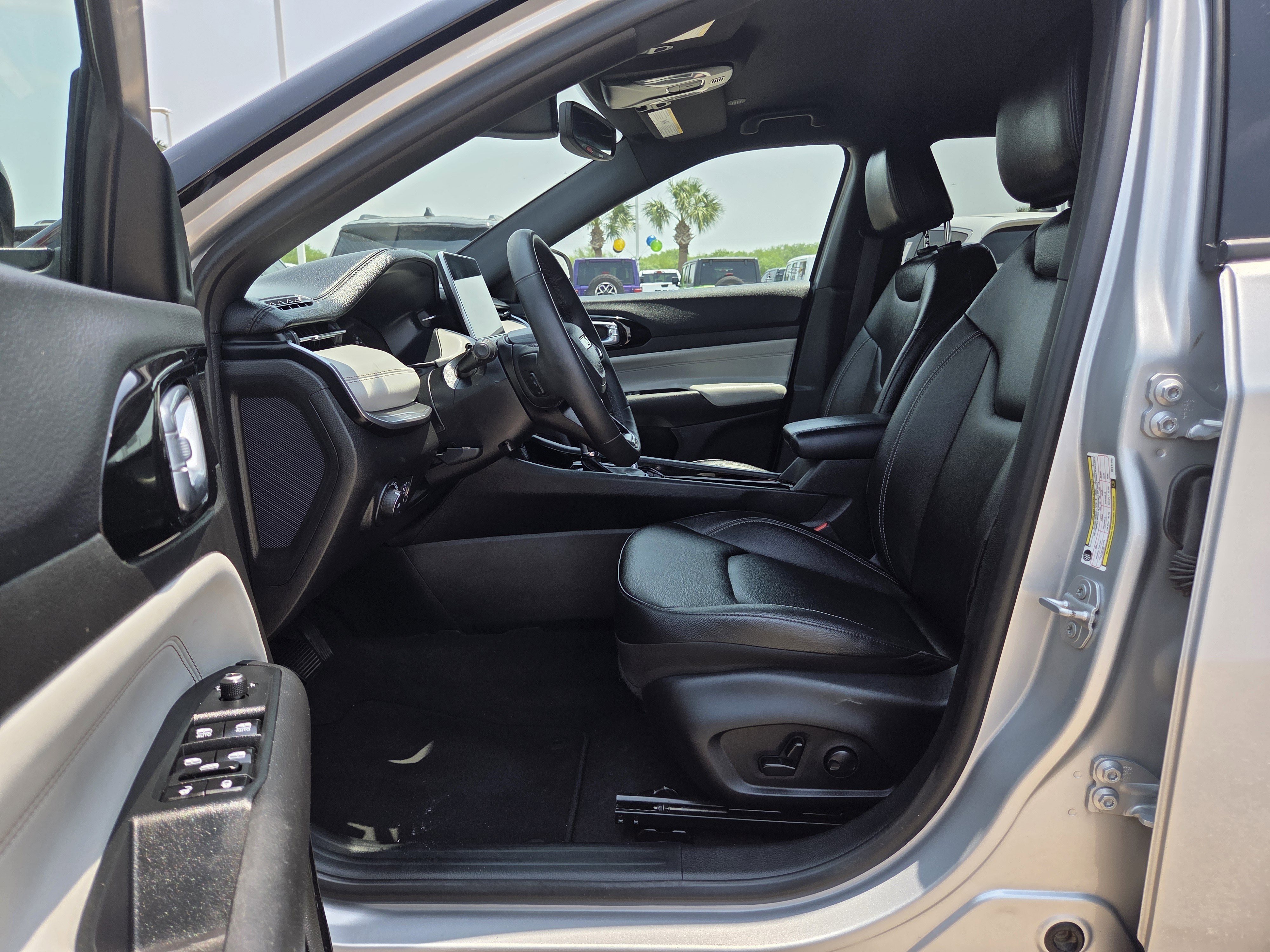 Used 2025 Jeep Compass Limited AWD/4WD image 13