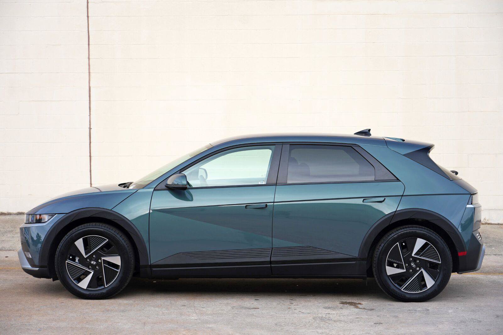 Used 2025 Hyundai Ioniq 5 SE RWD image 47