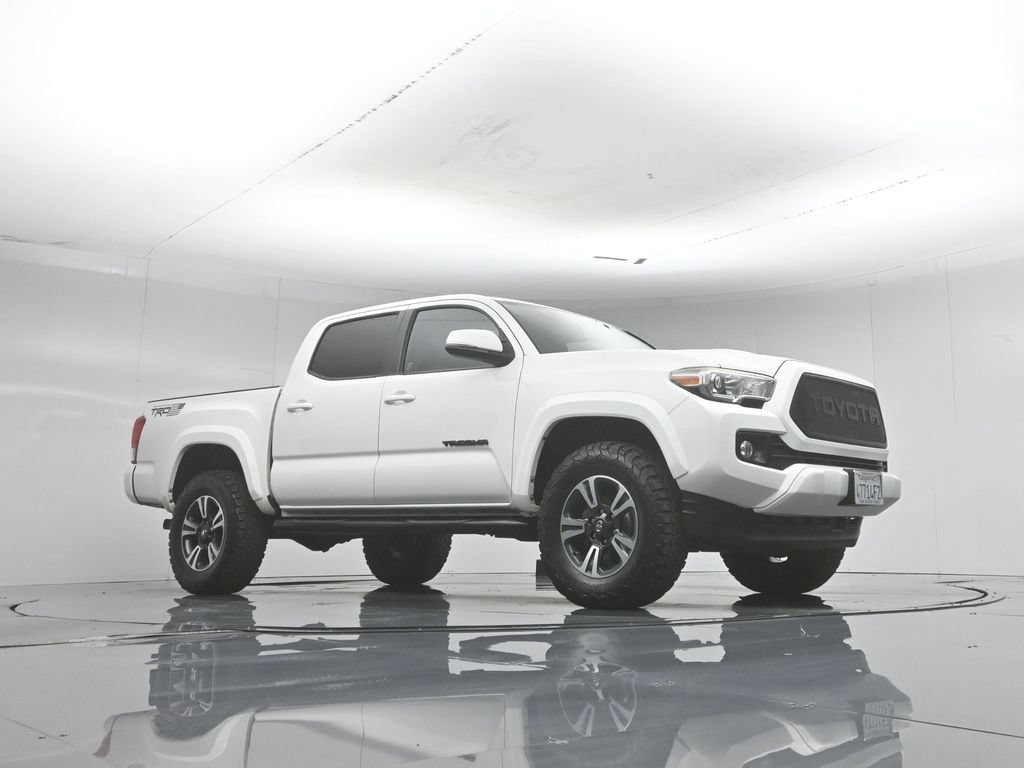 Used 2017 Toyota Tacoma TRD Sport w/ Tow Package RWD image 3