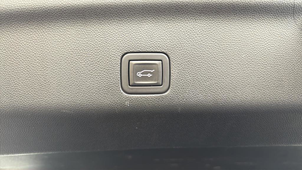 Used 2024 Chevrolet Tahoe Premier AWD/4WD image 16