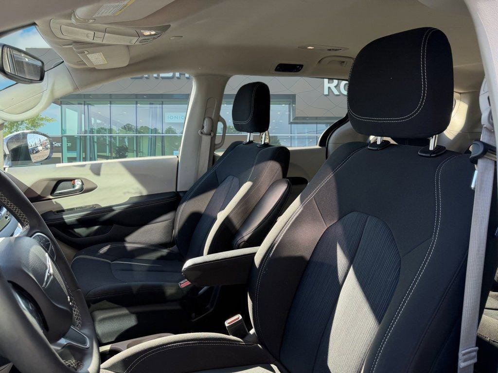 Used 2023 Chrysler Voyager LX image 14