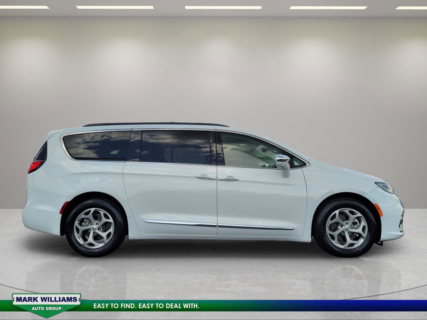 Used 2022 Chrysler Pacifica Limited FWD image 2