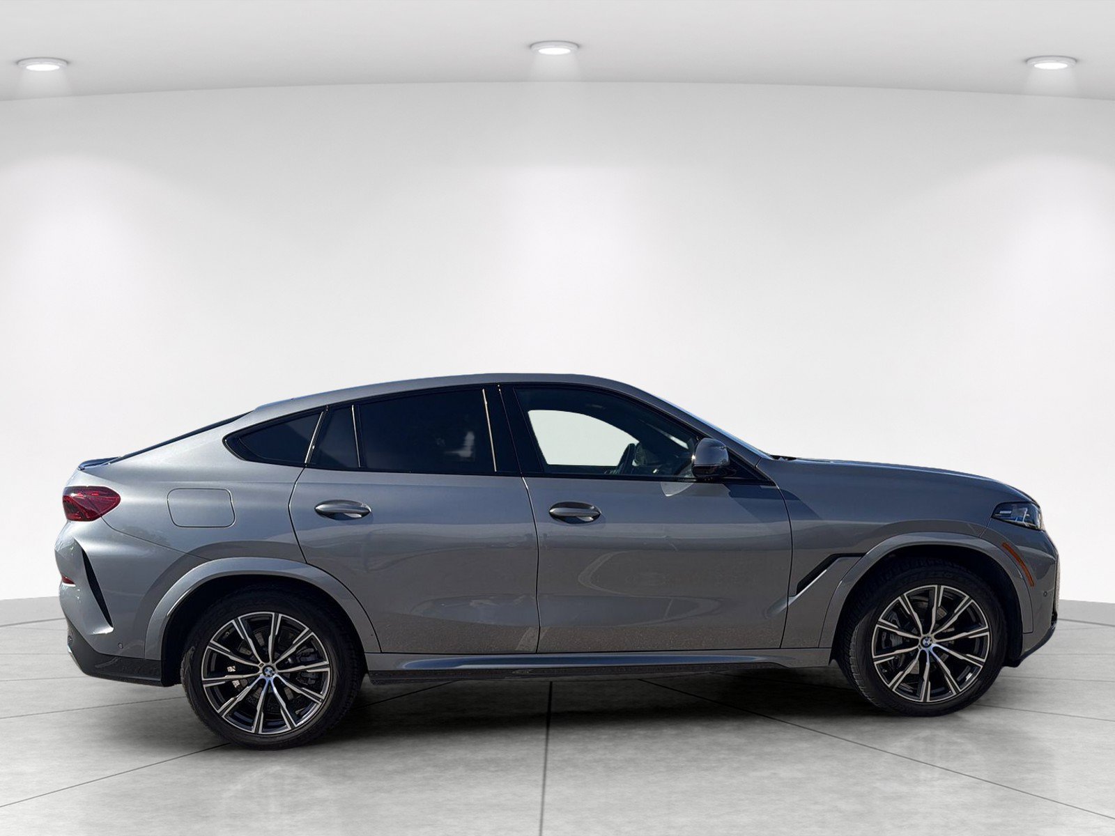 Used 2025 BMW X6 xDrive40i w/ Climate Comfort Package AWD/4WD image 4