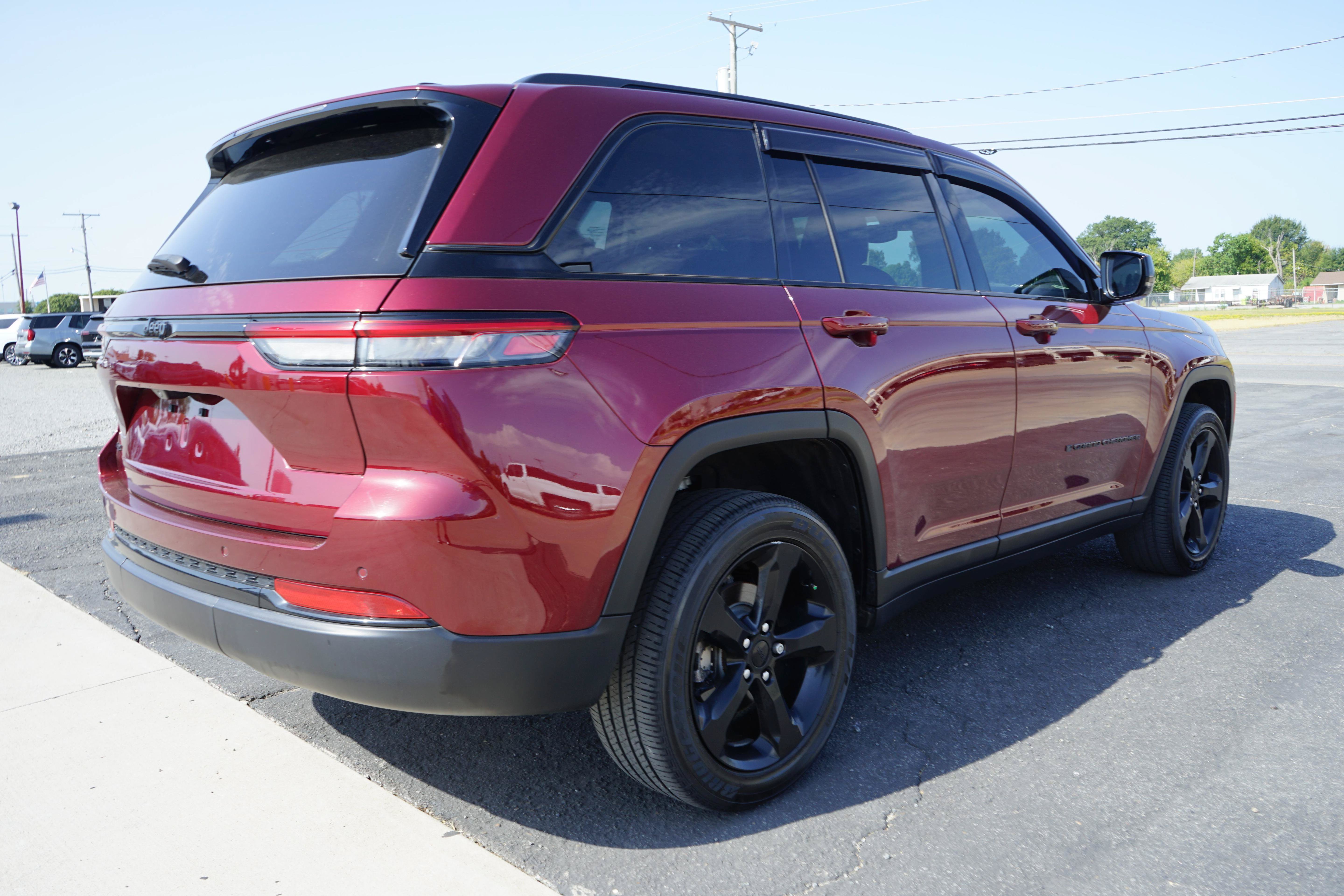 Used 2024 Jeep Grand Cherokee Altitude AWD/4WD image 5