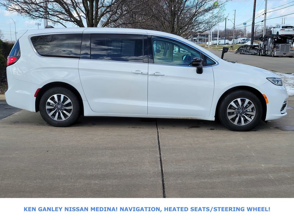 Used 2024 Chrysler Pacifica Select image 2