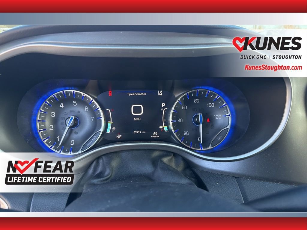 Used 2023 Chrysler Pacifica Touring-L image 29