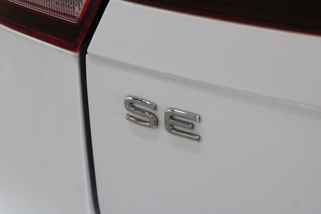 Used 2022 Volkswagen Tiguan SE image 38