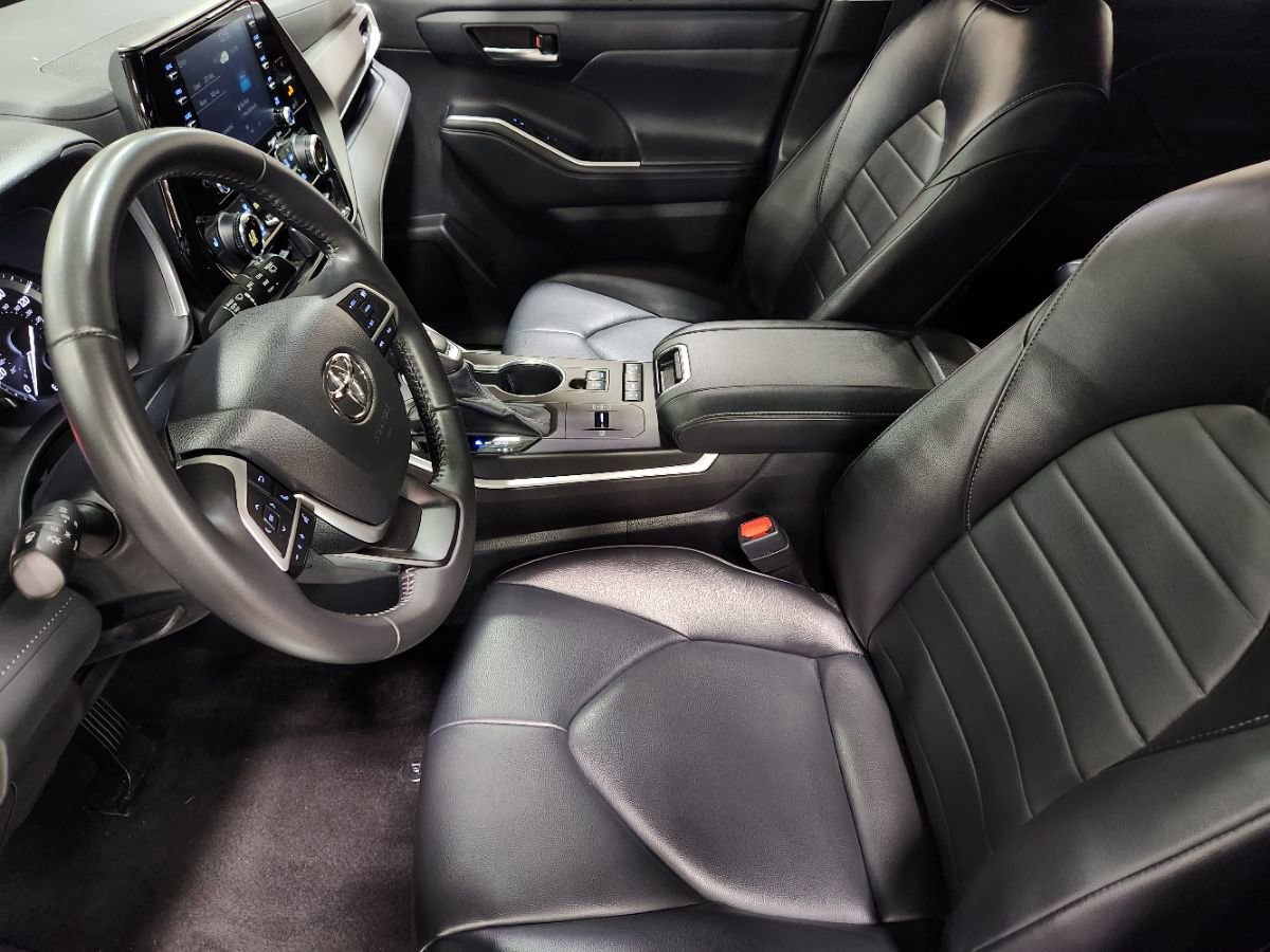Used 2022 Toyota Highlander XLE FWD image 31
