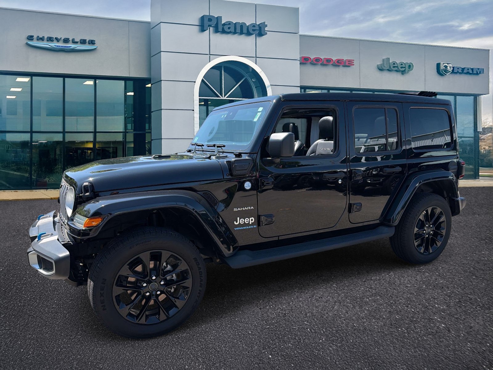 Used 2024 Jeep Wrangler Unlimited Sahara w/ Technology Group AWD/4WD image 4