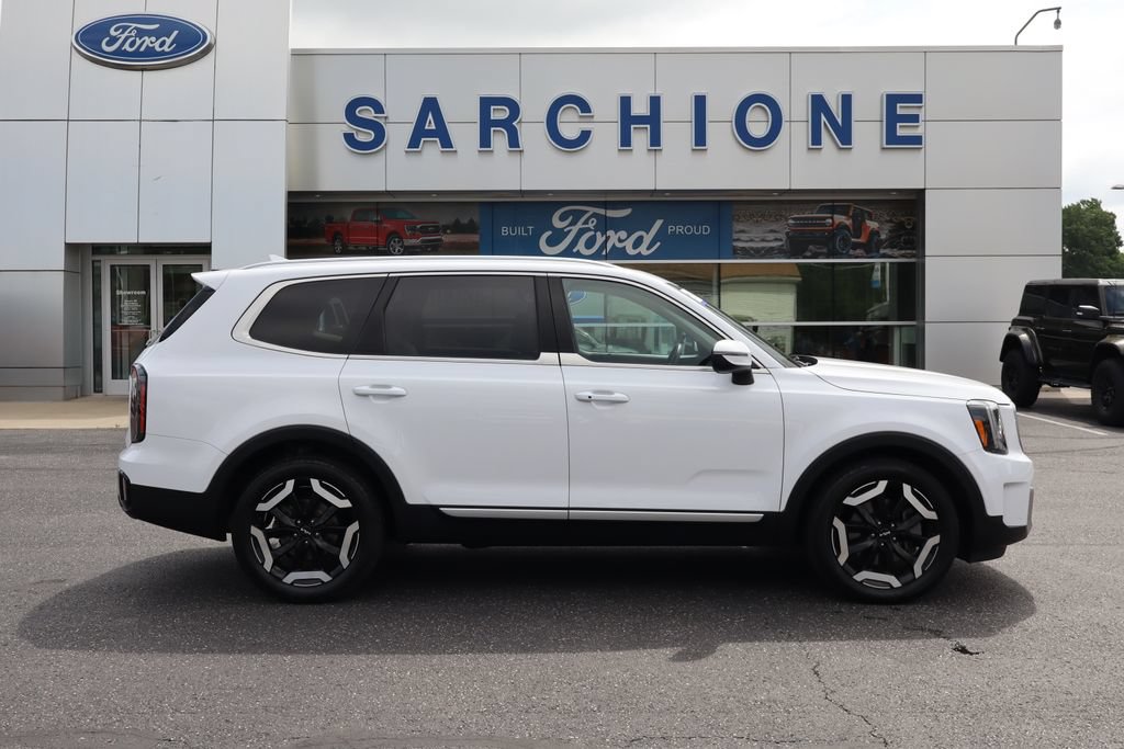 Used 2023 Kia Telluride EX w/ EX Captain's Chair Package AWD/4WD image 2