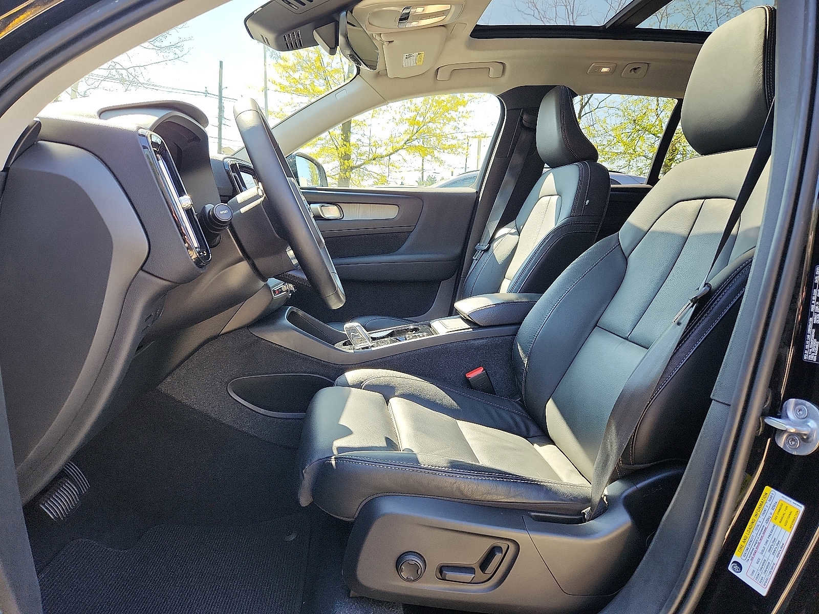 Certified 2023 Volvo XC40 B5 Plus w/ Protection Package Premier AWD/4WD image 13