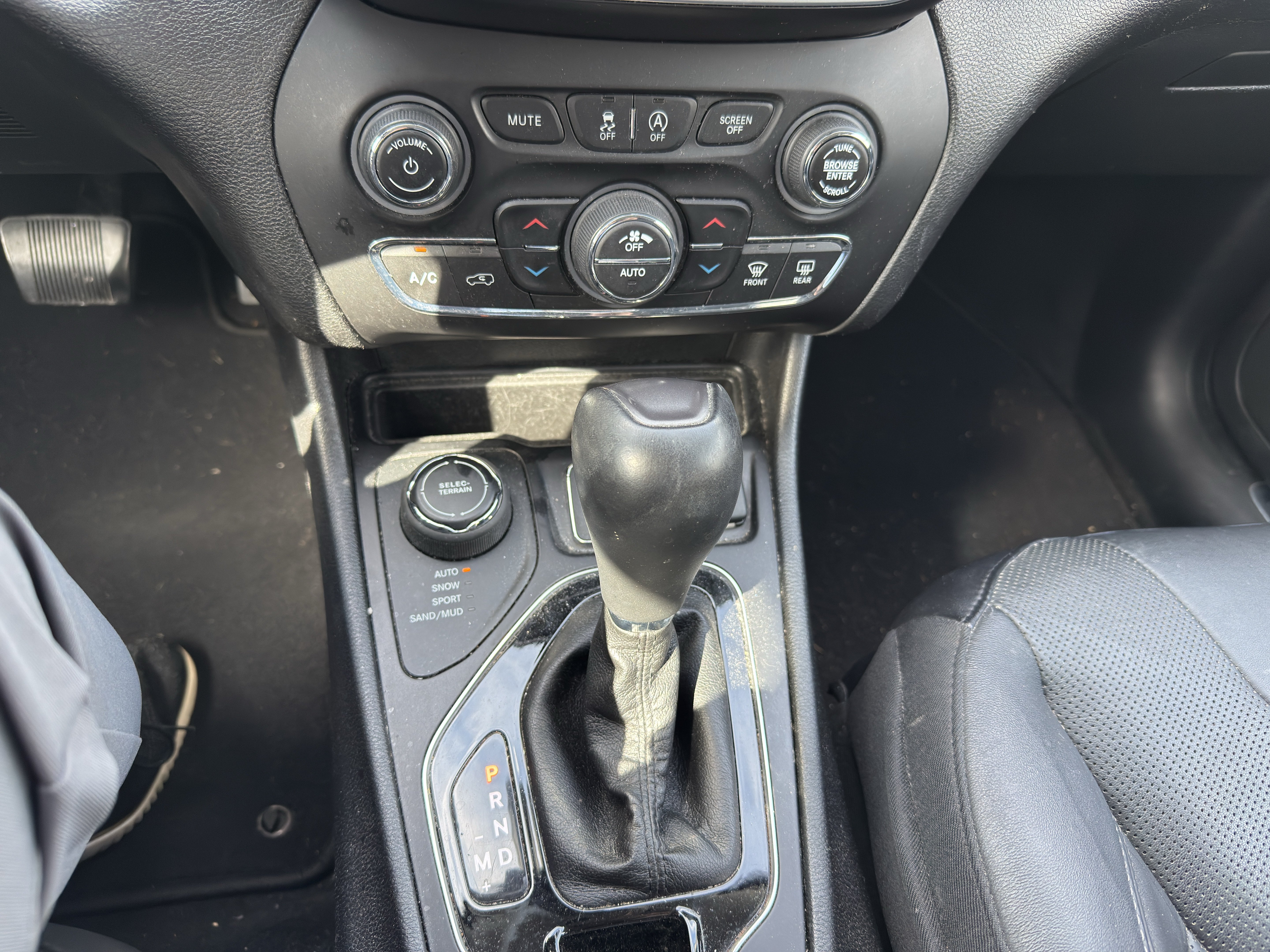 Used 2019 Jeep Cherokee Limited AWD/4WD image 18