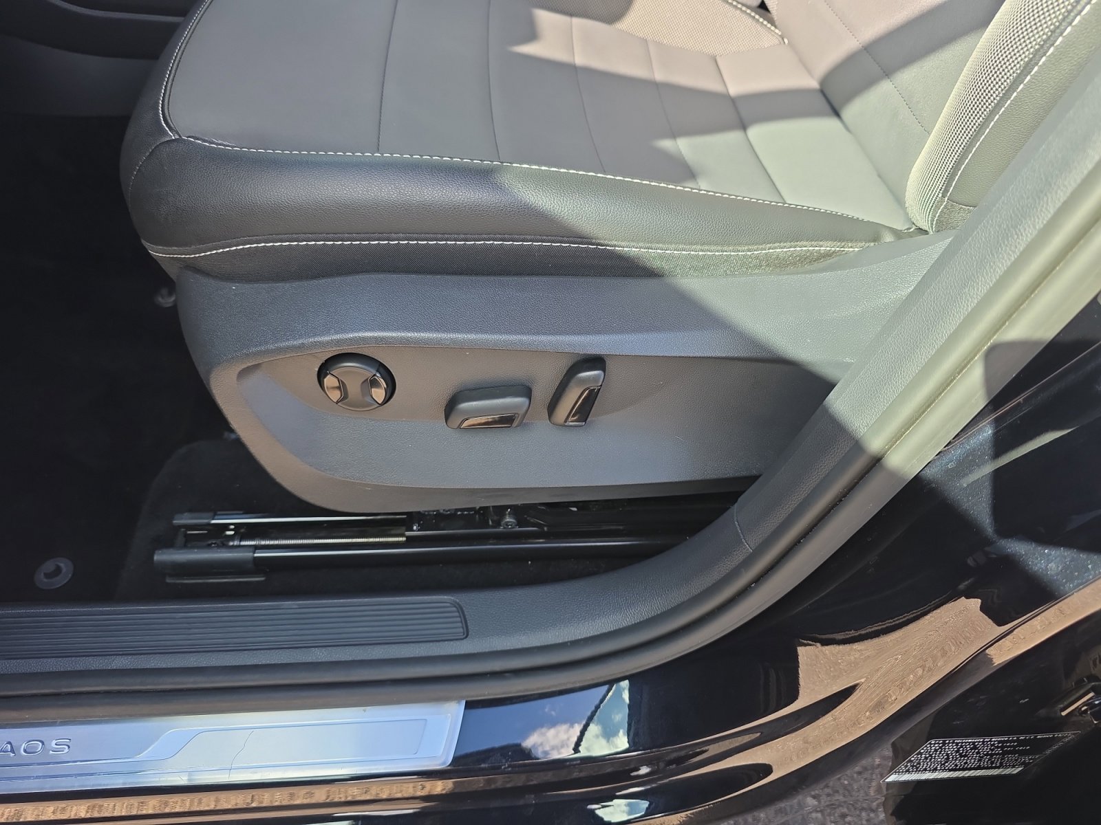 Certified 2023 Volkswagen Taos SE w/ Black Wheel Package image 14