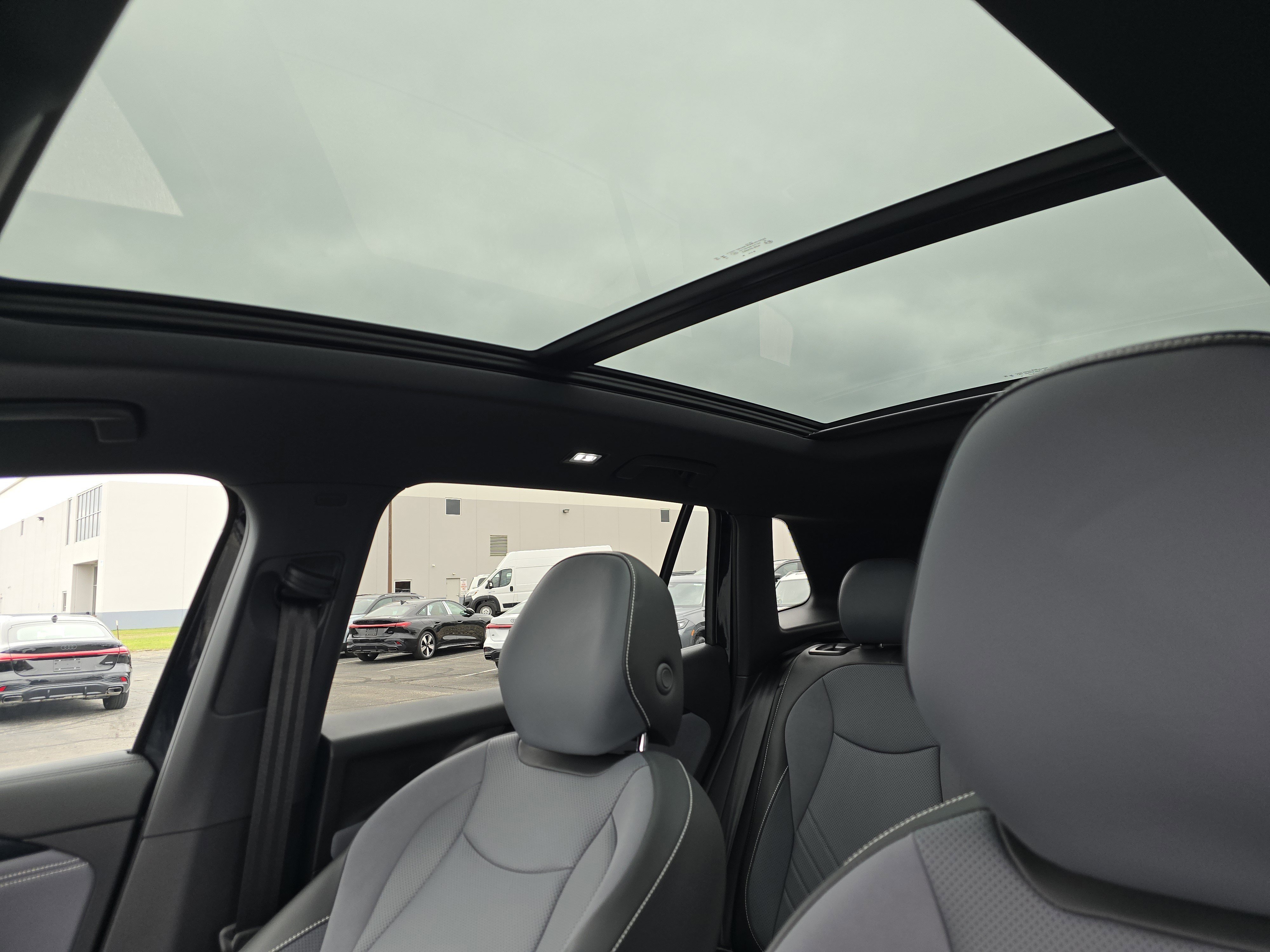 New 2026 Volkswagen Tiguan SE R-Line AWD/4WD image 9