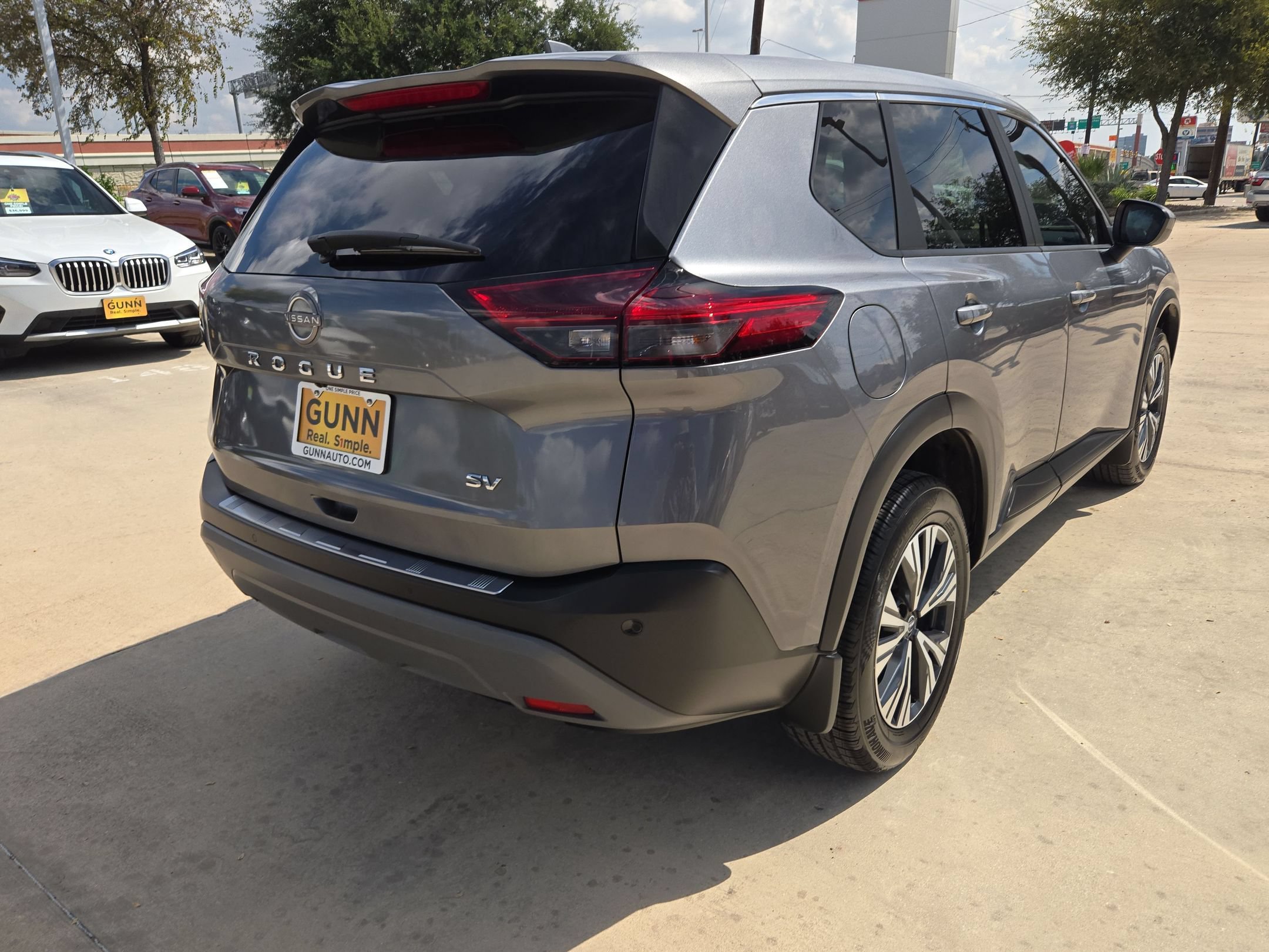 Used 2023 Nissan Rogue SV FWD image 3