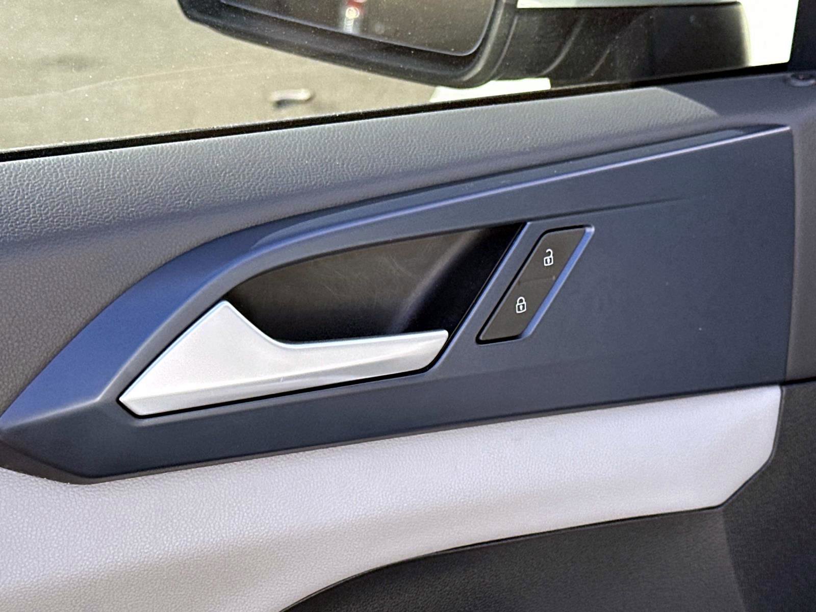 Certified 2022 Volkswagen Taos SE image 16