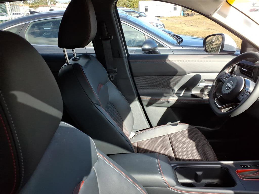 Used 2025 Nissan Kicks SR image 9