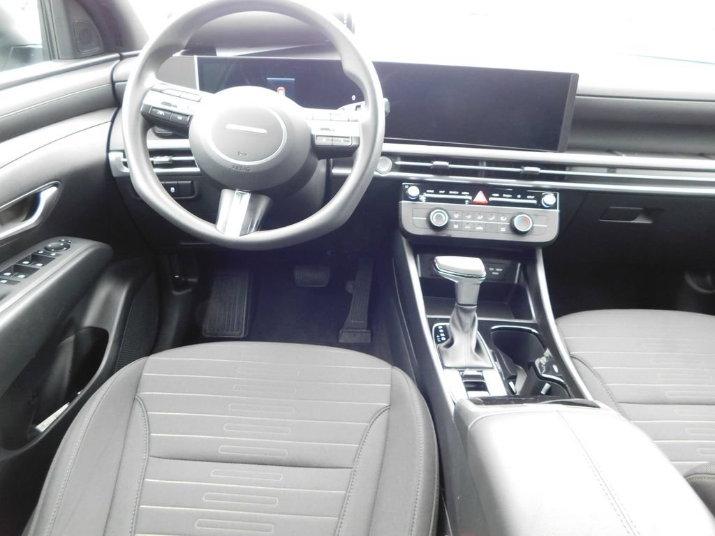 Used 2025 Hyundai Santa Cruz SE FWD image 17