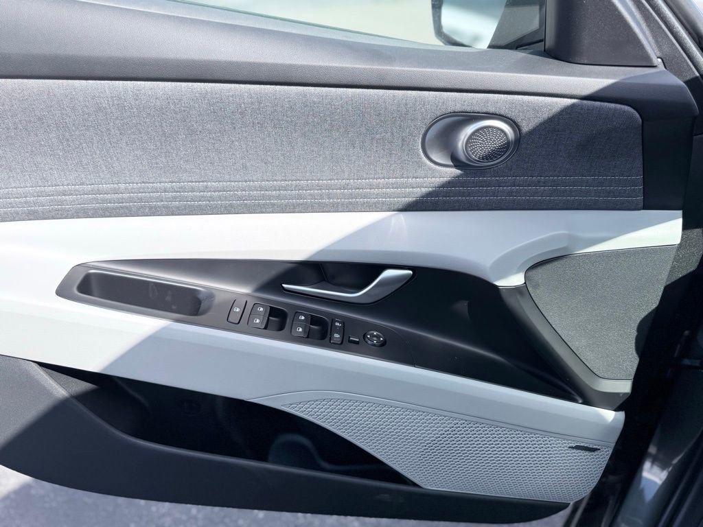 New 2025 Hyundai Elantra Limited image 31