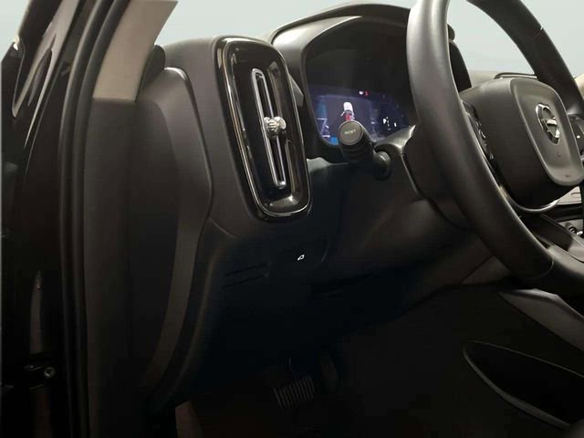 Used 2025 Volvo XC40 B5 Plus image 28