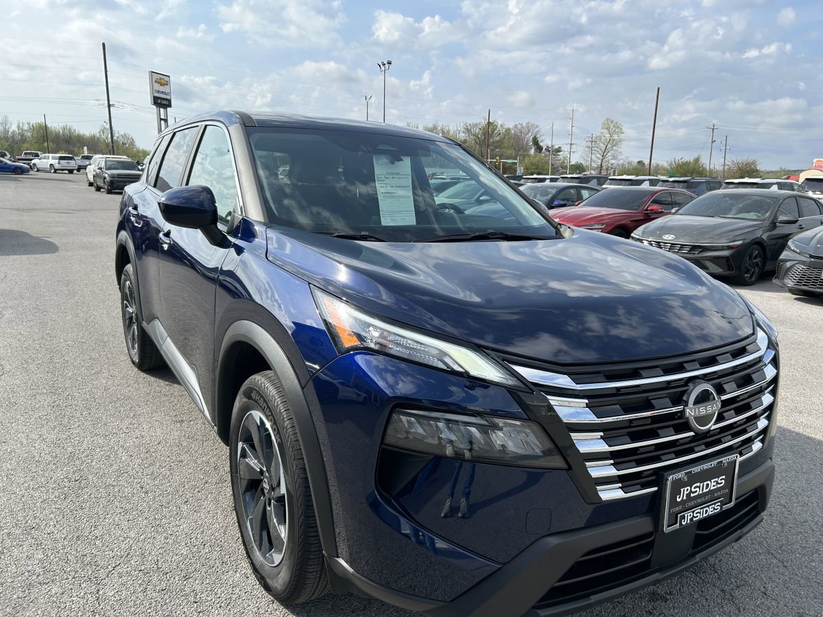 Used 2025 Nissan Rogue SV image 2