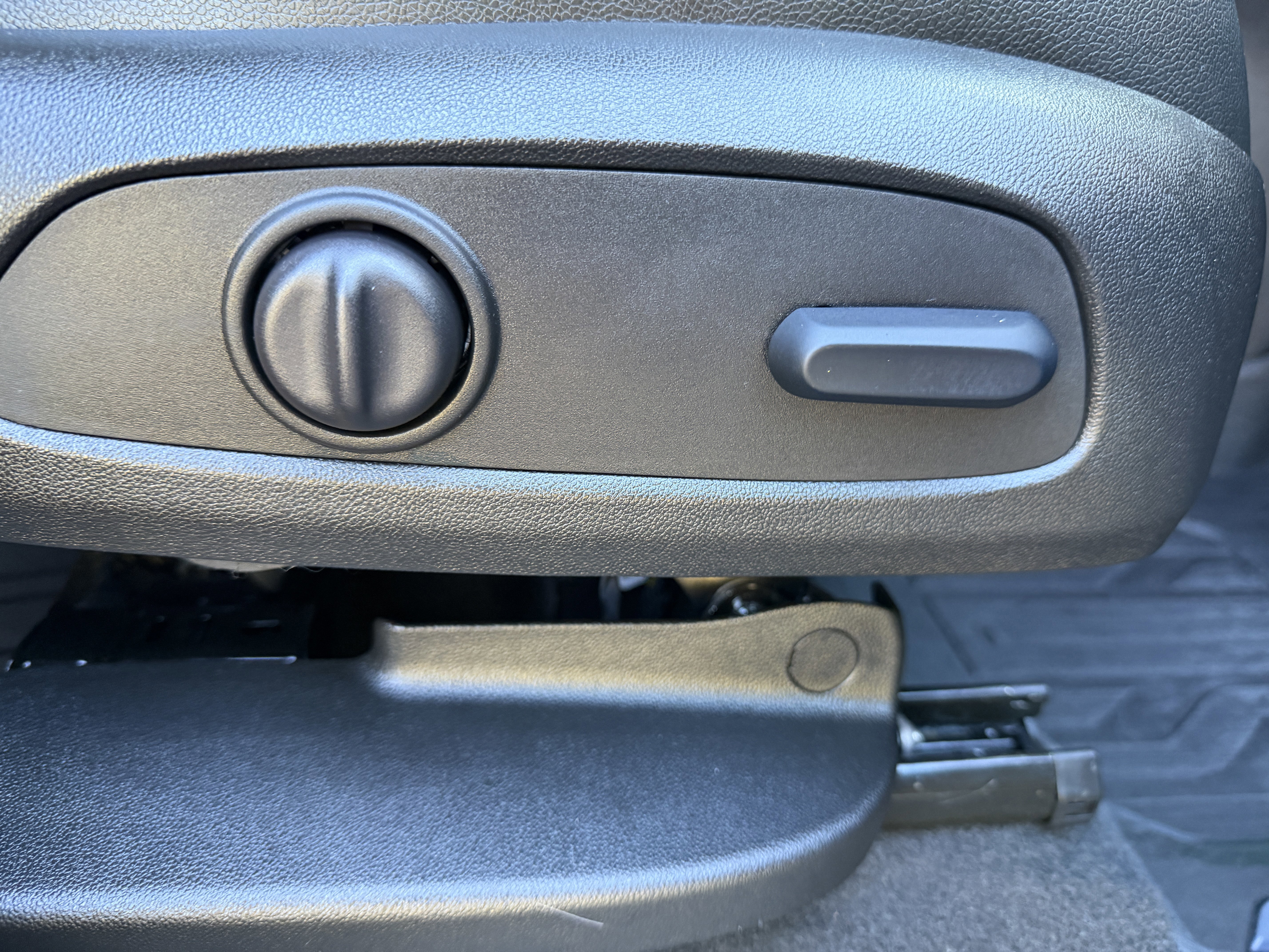 Used 2024 GMC Terrain SLT w/ Infotainment Package II image 29