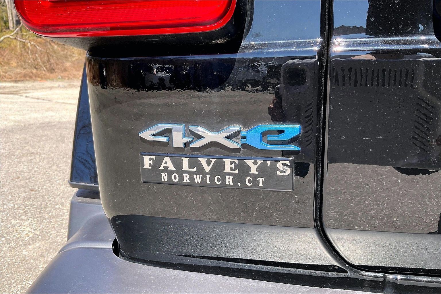 Used 2024 Jeep Wrangler Sahara w/ Technology Group image 28