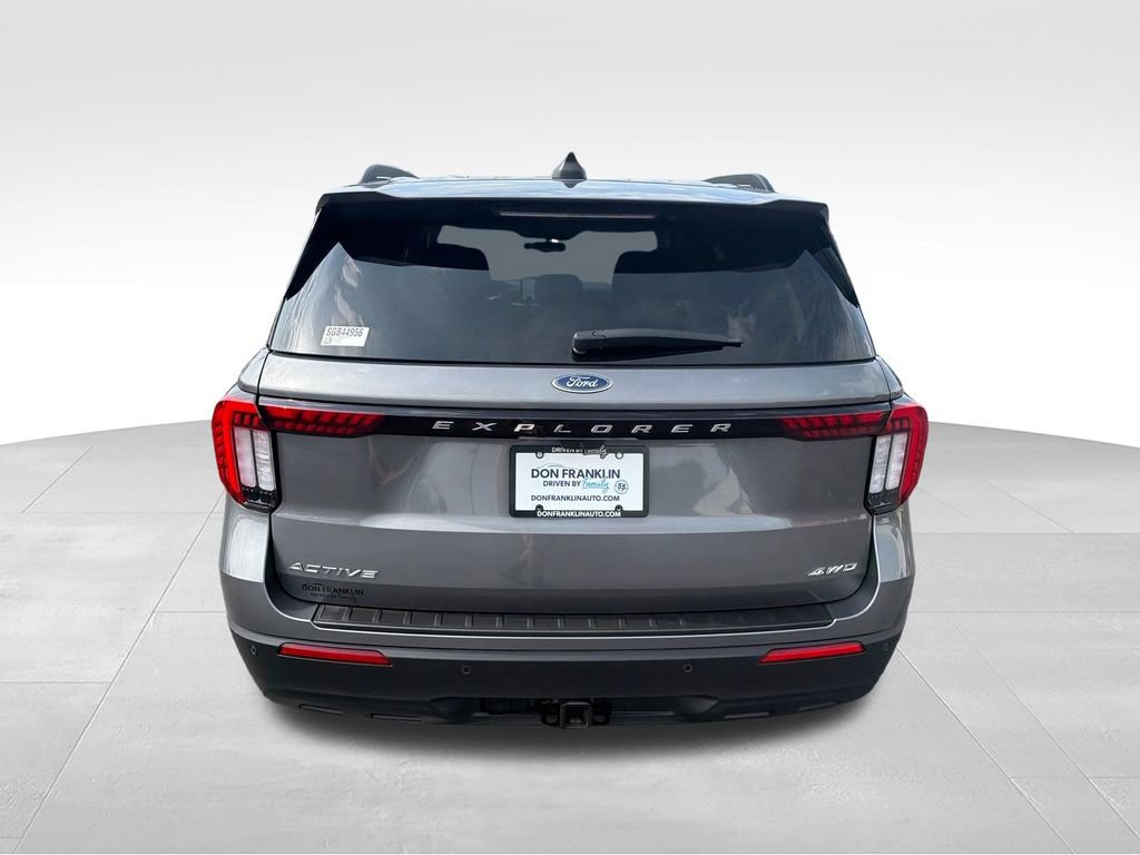 Used 2025 Ford Explorer Active AWD/4WD image 5